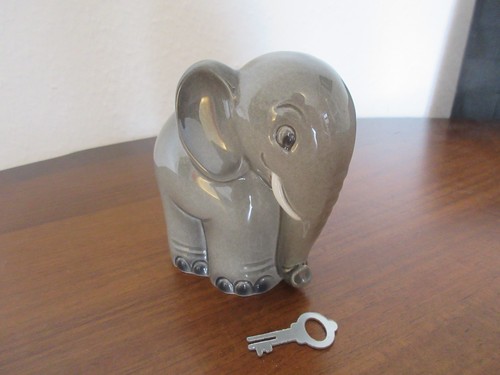 Antico salvadanaio elefante - , in