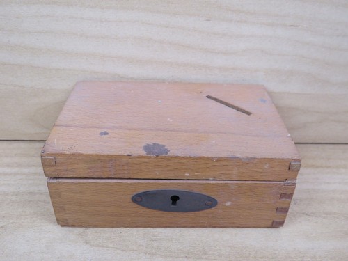 Vecchio salvadanaio legno - in,